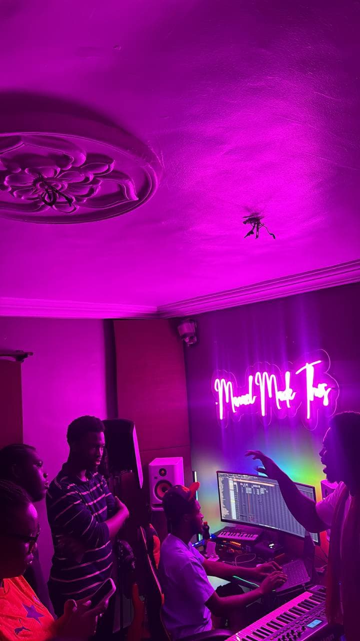 A crowd gathered around the desk during a session