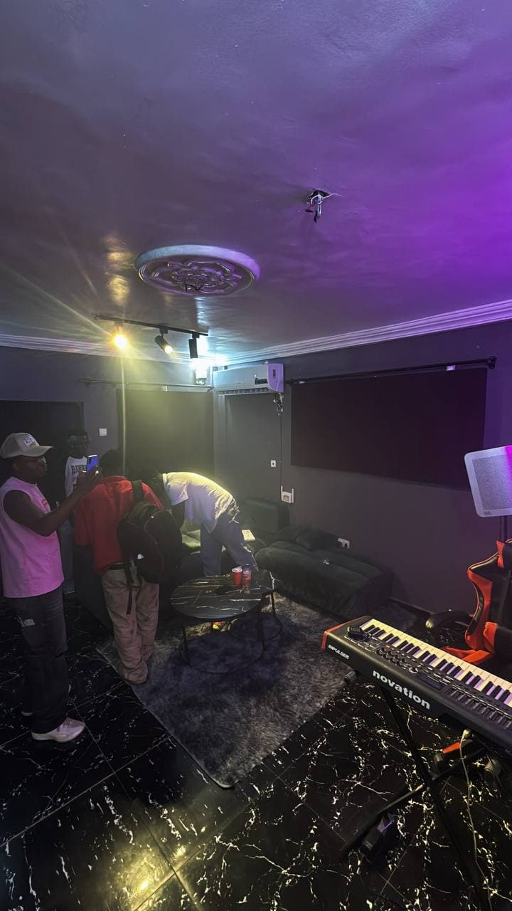 A busy session in daylight, people moving around the keyboard